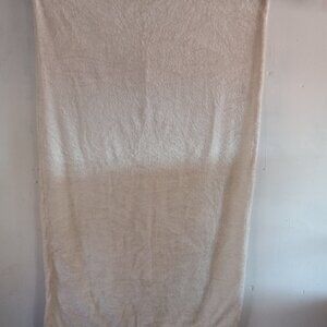 White throw blanket 60 inch X 40 inch like new 100% polyester